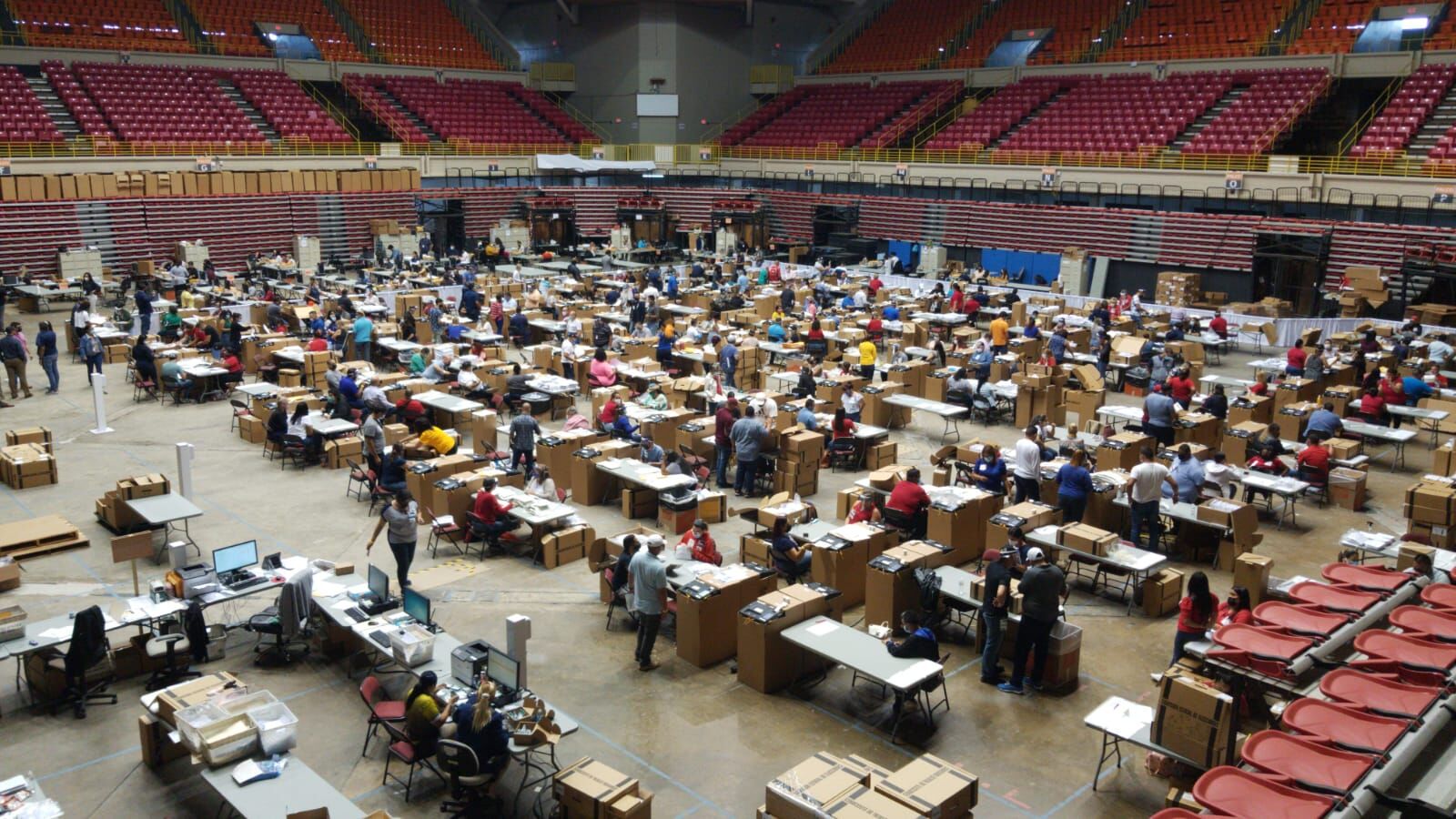 CEE - funcionarios - conteo de votos por adelantado - Foto NotiUno 2 - octubre 28 2020